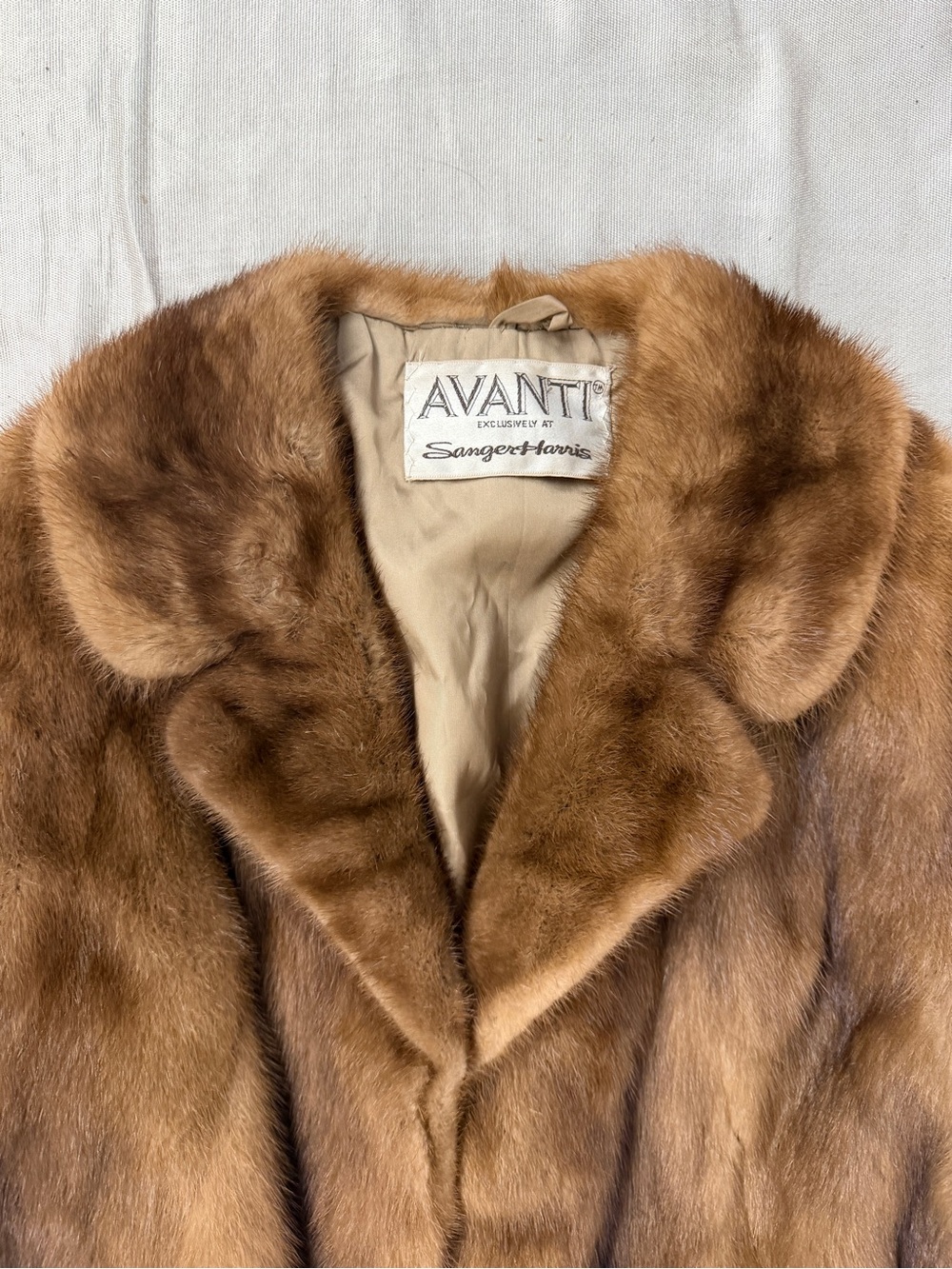 Luxury Vintage AVANTI Genuine Mink Fur Coat – Timeless Elegant Statement Piece - Picture 2 of 7